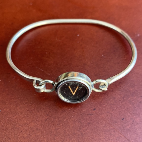 V typewriter key bracelet - Picture 2 of 3
